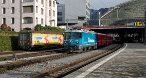 Inzwischen fährt der Zug RE 1733 nach Disentis ab, mit der Südostschweiz-Werbelok Ge 4/4 II 619 an der Zugspitze.