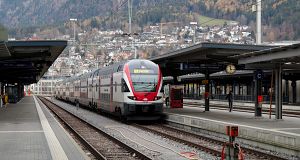 Der RegioExpress fährt wieder nach Zürich ab.