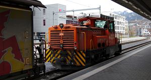 The shunter Gm 3/3 233 brought freight cars to the end of the train which will return to St. Moritz from track 10.