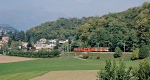 After leaving Sorengo, the train proceeds toward the small lake Lagetto Muzzano, between 2 branches of Lake Lugano