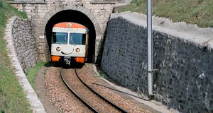 Galleria Cortivallo.
Aus dem Tunnel kommt der Zug unmittelbar vor der Haltestelle Sorengo hervor.