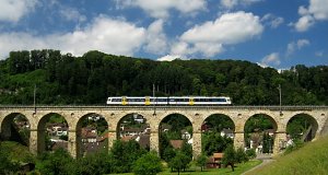 A látványos Rümlinger Viadukt a rajta 11:52-kor Sissach irányában áthaladó S9-essel