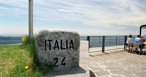 'Bella Italia, alfin ti miro...'
Border stone on the terrace of the restaurant