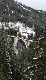 Langsam kriecht dieser Triebzug auf dem Viadukt nach Langwies.