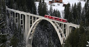 Langsam kriecht dieser Triebzug auf dem Viadukt nach Langwies.