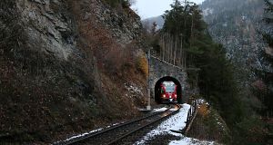 Der ABe 8/12 3502 tritt aus dem nur 19 m langen Nesslarlies-Tunnel.