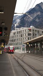 Die Reise nach Arosa beginnt vor dem Empfangsgebäude des Bahnhofs Chur, auf Gleis 2.