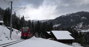 Schon auf der westlichen Seite des Tals, zwischen den Häusern des Inner Prätschwaldes steigt der Zug Richtung Arosa hinauf.