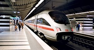 Stuttgart felé közlekedő ICE-T a földalatti S-Bahn-állomáson
