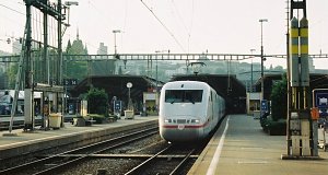 A Deutsche Bahn ICE 1-es (BR 401) motorvonata áll a 13. vágányon
