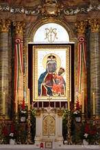 A főoltárt díszítő Mária-kép a czestochowai Fekete Madonna XVIII. századi másolata.