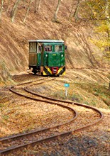 Az első vonat duplázva jön Nagybörzsönyből. A motorkocsit egy mozdonyvontatta vonat követte, 3 percen belül.