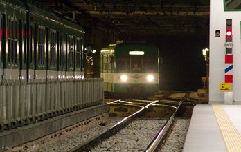 Die HÉV von Békásmegyer kommt auf Gleis 3 an.