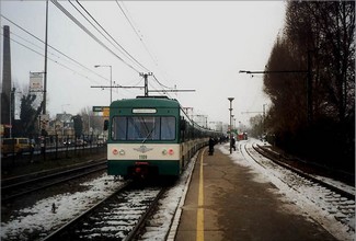 A train to Batthyány tér at Kaszásdűlő station stop
