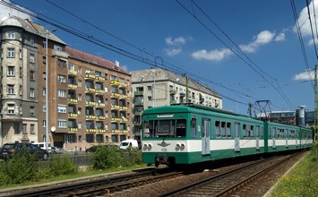 The single MXA unit to Békásmegyer changes for the right track between Szépvölgyi út and Margit híd.