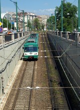 Der bis Margit híd fahrende Zug steigt in den Tunnel hinab.