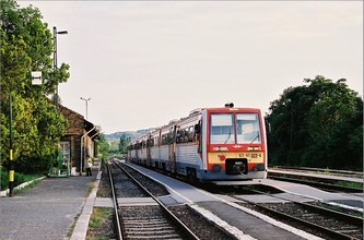 Am Abend wartet der Dieseltriebzug 6341 009 auf seine nach Budapest reisende Passagiere