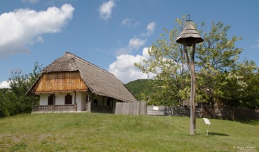 Haus aus Szenna und der Glockenstuhl von Bodolyabér