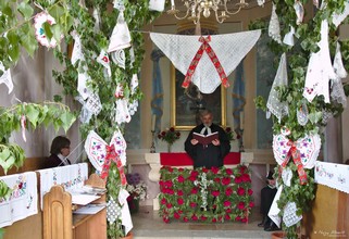 Evangelischer Gottesdienst in der - nach der Pfingsttradition von Mende geschmückten - Votivkapelle von Jánossomorja