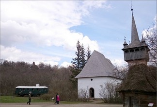Bei der Kirche von Mánd und dem Glockenturm von Nemesborzova eilt der Zug Richtung Wassermühle zurück.