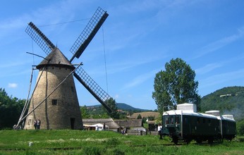 The train climbs with full force to the windmill of Dusnok.