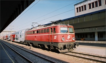 Az 1042 024-es villamos mozdony emeletes Wiesel-vonattal. Ezt a mozdonyt 2004. május 1-ével selejtezték.
