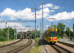 Elektra Birseck megállóhely előtt a villamos közvetlenül a 230-as vasútvonal (Basel–Biel) mellett halad el