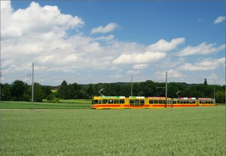 Two generations Schindler-trams: a newer Be 4/8 coupled with an older Be 4/6, heading to Rodersdorf