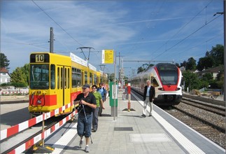 Vom nach Basel fahrenden S3 kann man direkt auf die Tramlinie 10 umsteigen.