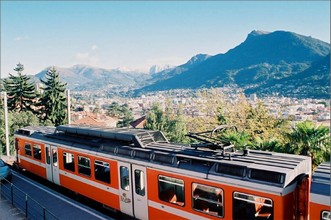 Lugano - Elektrotriebzug der Reihe Be 4/8 ruht in der hoch oberhalb der Innenstadt gelegenen Endstation