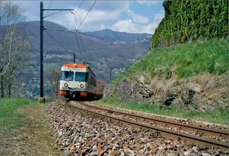 After Cappella-Agnuzzo, the line runs beside the motorway until Bioggio