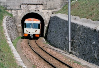 Galleria Cortivallo.
Aus dem Tunnel kommt der Zug unmittelbar vor der Haltestelle Sorengo hervor.
