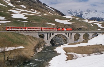 The Richleren Viaduct crosses the Furkareuss 15 high. Its total length is 70 m.