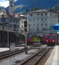 Gruppenfoto mit Lokomotiven beider Bahngesellschaften