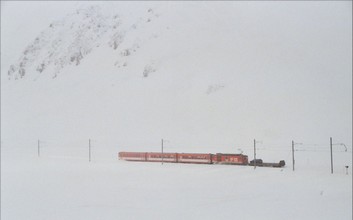In starkem Schneefall ist der mit einem Autransportwagen erweiterte Pendelzug Richtung Andermatt abgefahren.