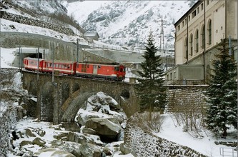 Ein Deh 4/4 I rollt mit seinem Zug in Talfahrt durch das Steinern Viadukt.