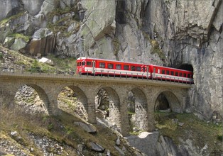 Pendelzug nach Göschenen fährt durch das Viadukt, und verschwindet im 306 m langen  Brüggwald-Tunnel.