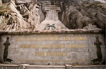 Sziklába faragott történelem:
az 1899-ben állított Szuvorov-emlékmű