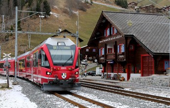 The Allegra 3503 running to Arosa cannot approach the platform and has to stop on track 3.