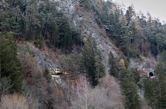 A sárga teherkocsik után a Tm 2/2 95-ös kismozdony is leereszkedik Langwies-ből, a Nesslarlies-alagútnál.