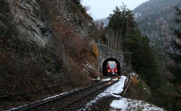 Der ABe 8/12 3502 tritt aus dem nur 19 m langen Nesslarlies-Tunnel.