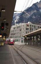 Die Reise nach Arosa beginnt vor dem Empfangsgebäude des Bahnhofs Chur, auf Gleis 2.
