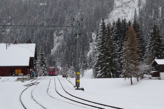 Allegra trainset 3509 arrives at Litzirüti station from Chur.