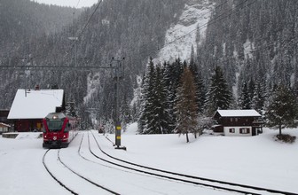 Der Allegra-Triebzug 3509 kommt aus Richtung Chur in Bahnhof Litzirüti an.