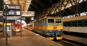 Die 363 043 vor dem nach Nürnberg abfahrenden IC. Der Zug besteht aus ICE-farbigen Fernverkehrswagen der DB.