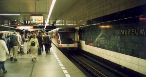 Ein neuer U-Bahn-Zug des Typs M1 (Siemens, ADTranz, ČKD Praha) in der Station Muzeum auf der Linie C