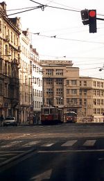 Prága a villamosok városa. A 7. kerületi Strossmayerovo náměstí-n 11 vilamosvonal találkozik.