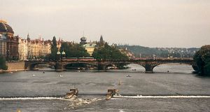 Villamosok a prágai hidakon:
Most legií