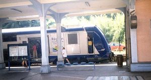 Doppelstock-Regionalexpress TER 2N 
(Baureihe Z 23500) in der Station Antibes