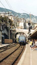TER 2N Monaco-Monte Carlo állomásra érkezve. Ugyanez év decemberében adták át az alagútban vezetett új állomást.